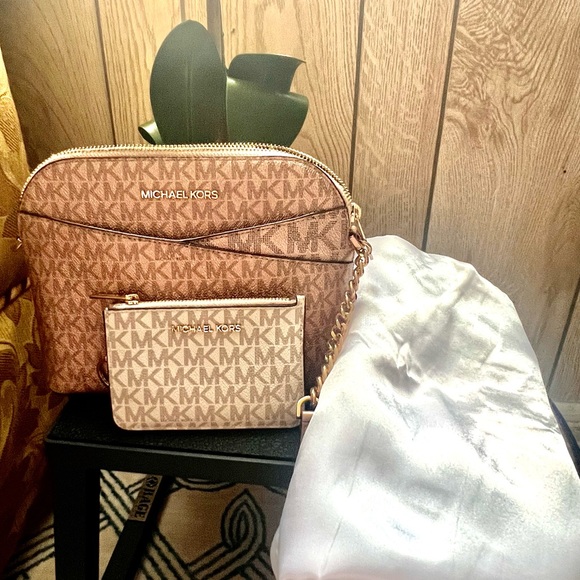 Michael Kors Jet Set Travel Pink Dome Crossbody Bag & Keychain Compact Wallet - Picture 10 of 12